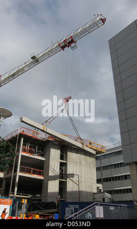 Juli 2011 - Bauarbeiter Entladen eines konkreten Strahl von einem Lkw mit Kran, Stockfoto