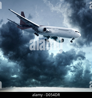 Jet ist in einem dunklen Gewitterhimmel manövrieren. Quadratische Komposition. Stockfoto