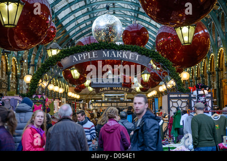 Käufer zu Weihnachten dekoriert Apfelmarkt in Covent Garden, London, England, Vereinigtes Königreich, 2012 Stockfoto