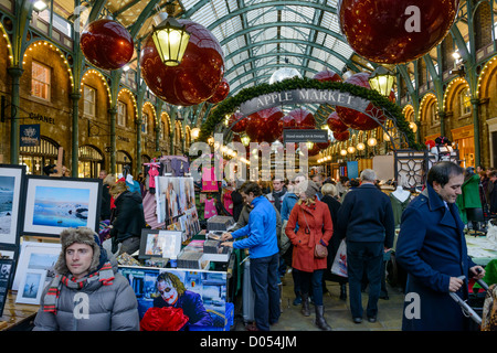 Käufer zu Weihnachten dekoriert Apfelmarkt in Covent Garden, London, England Stockfoto