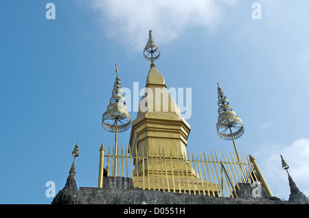 Goldene Türme auf Wat Chom Si Tempel auf dem Gipfel des Mount Phu Si Luang Prabang Laos Stockfoto