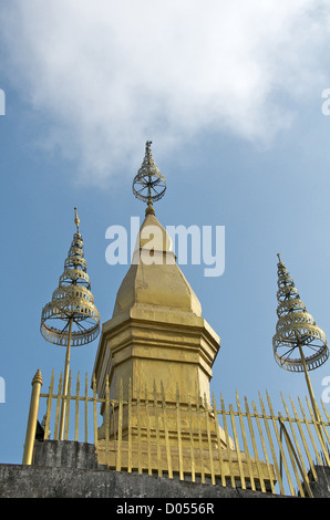 Goldene Türme auf Wat Chom Si Tempel auf dem Gipfel des Mount Phu Si Luang Prabang Laos Stockfoto