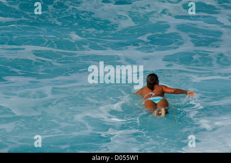 Mädchen an der Honolua Bay Maui Hawaii Surfen Stockfoto