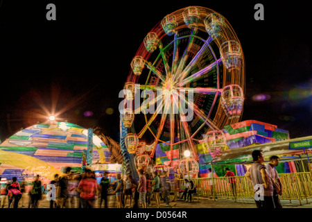 Kreative Collage aus einer Nacht Szene in Star City, Manila, Philippinen mit HDR und Bewegungsunschärfe. Stockfoto