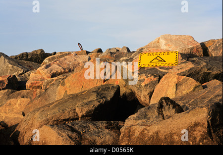 Gefahr fernzuhalten Felsen Zeichen auf künstliches Riff im Meer Palling, Norfolk, England, Vereinigtes Königreich. Stockfoto