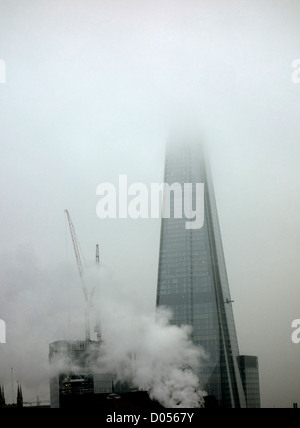 Top of The Shard eingehüllt in niedrigen Wolken oder Nebel, London Stockfoto