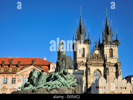 Prag, Tschechische Republik. Altstädter Ring / Staromestske Namesti. Teynkirche und Jan-Hus-Denkmal Stockfoto