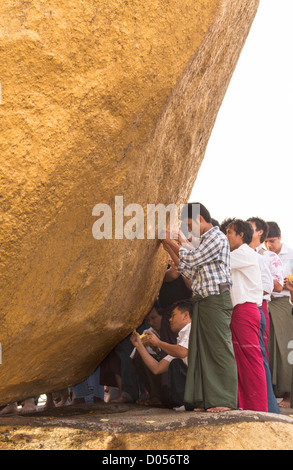 Kyaiktiyo-Pagode, einem der wichtigsten Wallfahrtsorte in Birma (Myanmar) Blattgold Inverkehrbringen, ist es auch bekannt als Golden Rock. Stockfoto