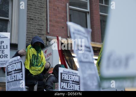 London, UK. 17. November 2012. Pro-palästinensischen Gruppen halten einen Protest außerhalb der israelischen Botschaft in London heute als Reaktion auf die Eskalation der Gewalt im Gazastreifen. Kredit-George Henton / Alamy Live News Stockfoto