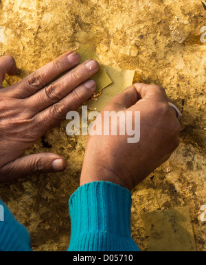 Kyaiktiyo-Pagode, einem der wichtigsten Wallfahrtsorte in Birma (Myanmar) Blattgold Inverkehrbringen, ist es auch bekannt als Golden Rock. Stockfoto