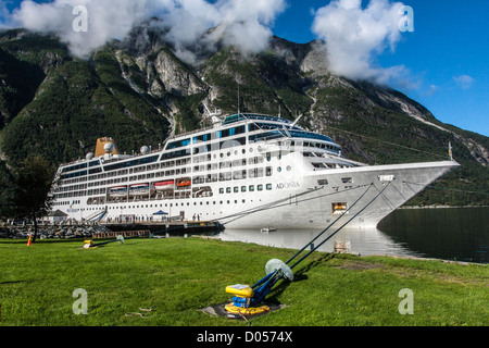 Adonia festgemacht an Norwegen Eidfjord Stockfoto