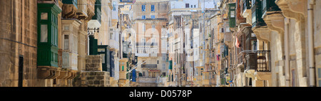 Traditionelle geschlossene Holzbalkone von Valletta Stockfoto