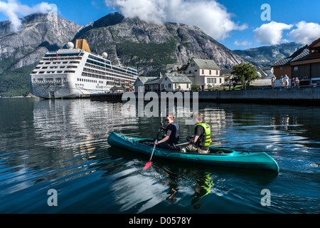 Kanu fahren in Norwegen Eidfjord mit Adonia festgemacht im Hintergrund Stockfoto