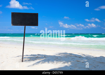 Leere Tafel Display am tropischen Strand Stockfoto