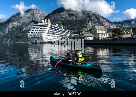 Kanu fahren in Norwegen Eidfjord mit Adonia festgemacht im Hintergrund Stockfoto