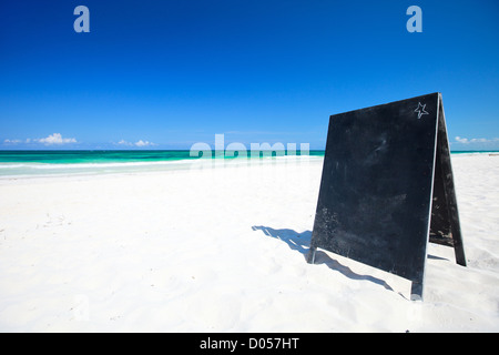 Tafel am tropischen Strand Stockfoto