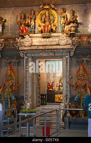 Fragment der Dekorationen der Hindu-Tempel Sri Mariamman in Singapur Stockfoto