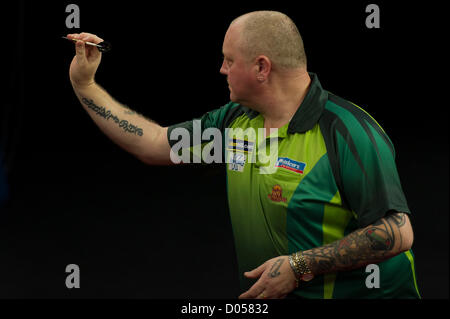 17.11.2012 Wolverhampton, England.  Andy Hamilton in Aktion während der William Hill Grand Slam of Darts aus Wolverhampton Civic Hall. Bildnachweis: Aktion Plus Sportbilder / Alamy Live News Stockfoto