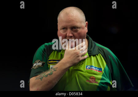 17.11.2012 Wolverhampton, England.  Andy Hamilton in Aktion während der William Hill Grand Slam of Darts aus Wolverhampton Civic Hall. Bildnachweis: Aktion Plus Sportbilder / Alamy Live News Stockfoto