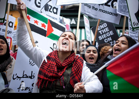 London, UK. Samstag, 17. November 2012. Weibliche Demonstrator schreit. Demonstration gegen die israelischen Angriffe auf Gaza. Hunderte von Palästinensern und Pro-Palästinenser versammelt, um Freiheit für Palästina und gegen Israels jüngsten Beschuss zu protestieren. Bildnachweis: Michael Kemp / Alamy Live News Stockfoto