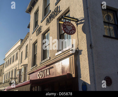 Honiton Devon England. 14. Oktober 2013. Costa Coffee Outlet auf der High Street in Honiton genannt der Engel. Stockfoto