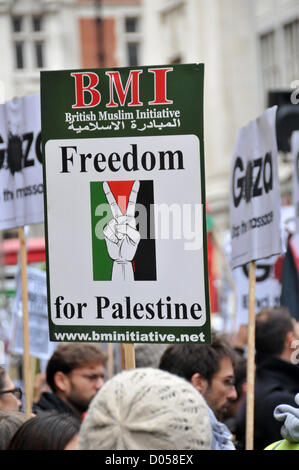 Kensington, London, UK. 17. November 2012. Demonstranten halten Banner vor der israelischen Botschaft. Palästinensische Protest gegenüber der israelischen Botschaft in London gegen die Angriffe auf Gaza. Stockfoto