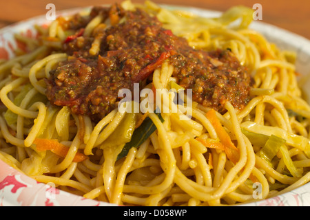 Nepali gebratene Nudeln mit Fleischsauce Stockfoto