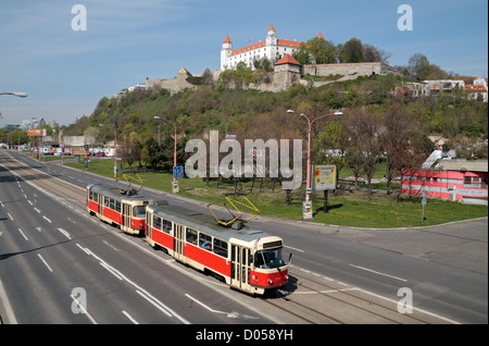 Lokale Straßenbahn auf Nábrežie Armádneho Generála Ludvíka Svobodu vor Burg Bratislava (Bratislavský Hrad), Slowakei. Stockfoto