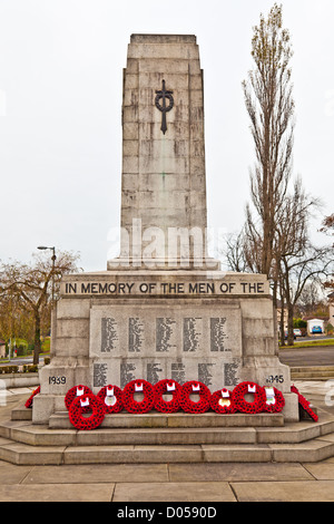 Mohn Kränze niedergelegt am Fuße des Airdrie Kenotaph, Centernary Park, North Lanarkshire, Schottland, am Remembrance Day Sonntag. Stockfoto