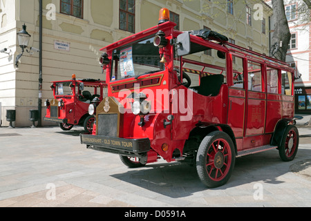 Einen hellen roten Touristenbus (Stadtrundfahrt oder "City Tour") in Bratislava, Slowakei. Stockfoto