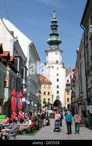 Nachschlagen von Michalská Straße in Richtung Michaelertor (Michaelertor), Bratislava, Slowakei. Stockfoto