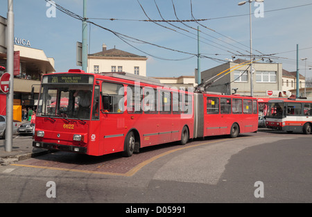 Ein roter kurvenreich-Bus geparkt außerhalb der Bratislava Hlavná Stanica Bahnhof (Central Station), Slowakei. Stockfoto