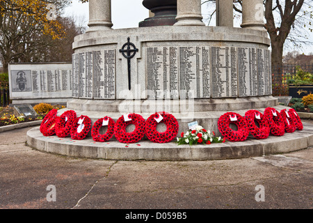 Mohn Kränze niedergelegt auf dem Kenotaph in Coatbridge, North Lanarkshire, Schottland, UK am Remembrance Day Sonntag, Stockfoto