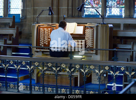 Organist spielt eine Orgel in der Kirche. Stockfoto