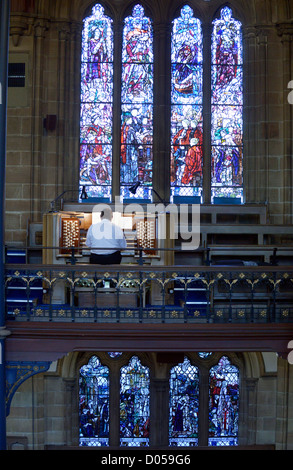Organist spielt eine Orgel in der Kirche. Stockfoto