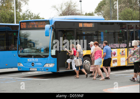 Paphos Transportorganisation Busbahnhof Süd Zypern Fluggästen einen lokalen bus Stockfoto