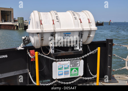 Eine Rettungsinsel auf der North Carolina Fähre System Fähre. Stockfoto