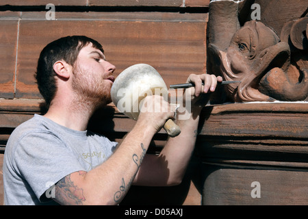 David Carty, ein Stein-Carver, Reparatur des beschädigten Sandsteins Stockfoto