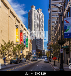 Blick vom Forsyth und Poplear Straße 191 Peachtree Turm und Georgia State University Rialto Theater. Stockfoto