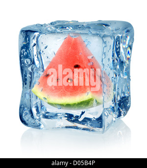 Ice Cube und Wassermelone isoliert auf weißem Hintergrund Stockfoto