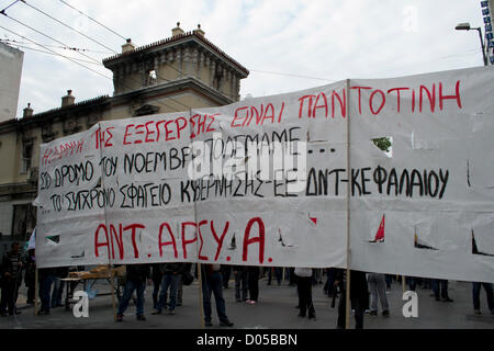 Athen, Griechenland, 17. November 2012.  Eine massive Demonstration findet in Erinnerung an den Athen Polytechnischen Schülern Aufstand gegen die Junta in 1973. Tausende marschierten zur amerikanischen Botschaft riefen Parolen gegen den Imperialismus. Bildnachweis: Nikolas Georgiou / Alamy Live News Stockfoto