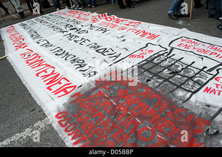 Athen, Griechenland, 17. November 2012.  Eine massive Demonstration findet in Erinnerung an den Athen Polytechnischen Schülern Aufstand gegen die Junta in 1973. Tausende marschierten zur amerikanischen Botschaft riefen Parolen gegen den Imperialismus. Bildnachweis: Nikolas Georgiou / Alamy Live News Stockfoto