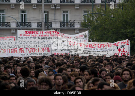 Athen, Griechenland, 17. November 2012.  Eine massive Demonstration findet in Erinnerung an den Athen Polytechnischen Schülern Aufstand gegen die Junta in 1973. Tausende marschierten zur amerikanischen Botschaft riefen Parolen gegen den Imperialismus. Bildnachweis: Nikolas Georgiou / Alamy Live News Stockfoto