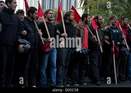 Athen, Griechenland, 17. November 2012.  Eine massive Demonstration findet in Erinnerung an den Athen Polytechnischen Schülern Aufstand gegen die Junta in 1973. Tausende marschierten zur amerikanischen Botschaft riefen Parolen gegen den Imperialismus. Bildnachweis: Nikolas Georgiou / Alamy Live News Stockfoto