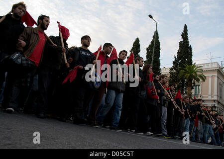 Athen, Griechenland, 17. November 2012.  Eine massive Demonstration findet in Erinnerung an den Athen Polytechnischen Schülern Aufstand gegen die Junta in 1973. Tausende marschierten zur amerikanischen Botschaft riefen Parolen gegen den Imperialismus. Bildnachweis: Nikolas Georgiou / Alamy Live News Stockfoto