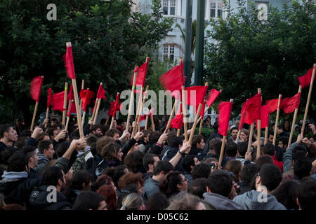 Athen, Griechenland, 17. November 2012.  Eine massive Demonstration findet in Erinnerung an den Athen Polytechnischen Schülern Aufstand gegen die Junta in 1973. Tausende marschierten zur amerikanischen Botschaft riefen Parolen gegen den Imperialismus. Bildnachweis: Nikolas Georgiou / Alamy Live News Stockfoto