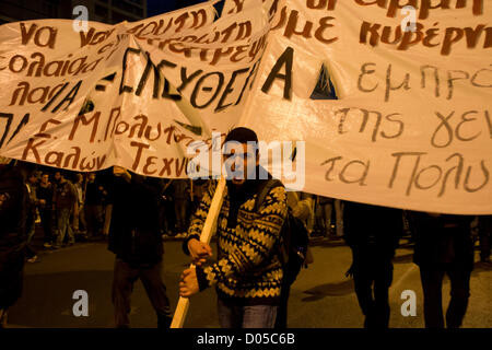 Athen, Griechenland, 17. November 2012.  Eine massive Demonstration findet in Erinnerung an den Athen Polytechnischen Schülern Aufstand gegen die Junta in 1973. Tausende marschierten zur amerikanischen Botschaft riefen Parolen gegen den Imperialismus. Bildnachweis: Nikolas Georgiou / Alamy Live News Stockfoto