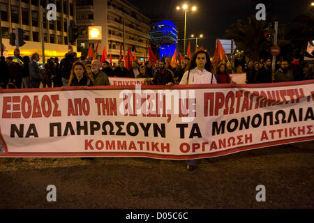 Athen, Griechenland, 17. November 2012.  Eine massive Demonstration findet in Erinnerung an den Athen Polytechnischen Schülern Aufstand gegen die Junta in 1973. Tausende marschierten zur amerikanischen Botschaft riefen Parolen gegen den Imperialismus. Bildnachweis: Nikolas Georgiou / Alamy Live News Stockfoto