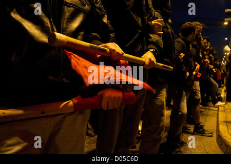 Athen, Griechenland, 17. November 2012.  Eine massive Demonstration findet in Erinnerung an den Athen Polytechnischen Schülern Aufstand gegen die Junta in 1973. Tausende marschierten zur amerikanischen Botschaft riefen Parolen gegen den Imperialismus. Bildnachweis: Nikolas Georgiou / Alamy Live News Stockfoto