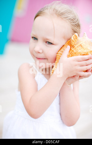 Kleines Mädchen mit Muschel Stockfoto